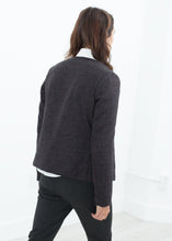 이미지를 갤러리 뷰어에 로드 , Camelia Reversible Jacket in Black/Red