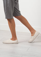 이미지를 갤러리 뷰어에 로드 , Diamond Slip-On in White