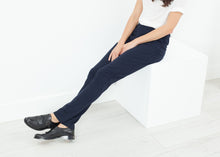 Charger l&#39;image dans la galerie, Easy Slim Pant in Navy
