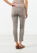 Charger l&#39;image dans la galerie, Belted Jeans

