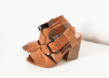 이미지를 갤러리 뷰어에 로드 , Buckle Strap Heel in Brown
